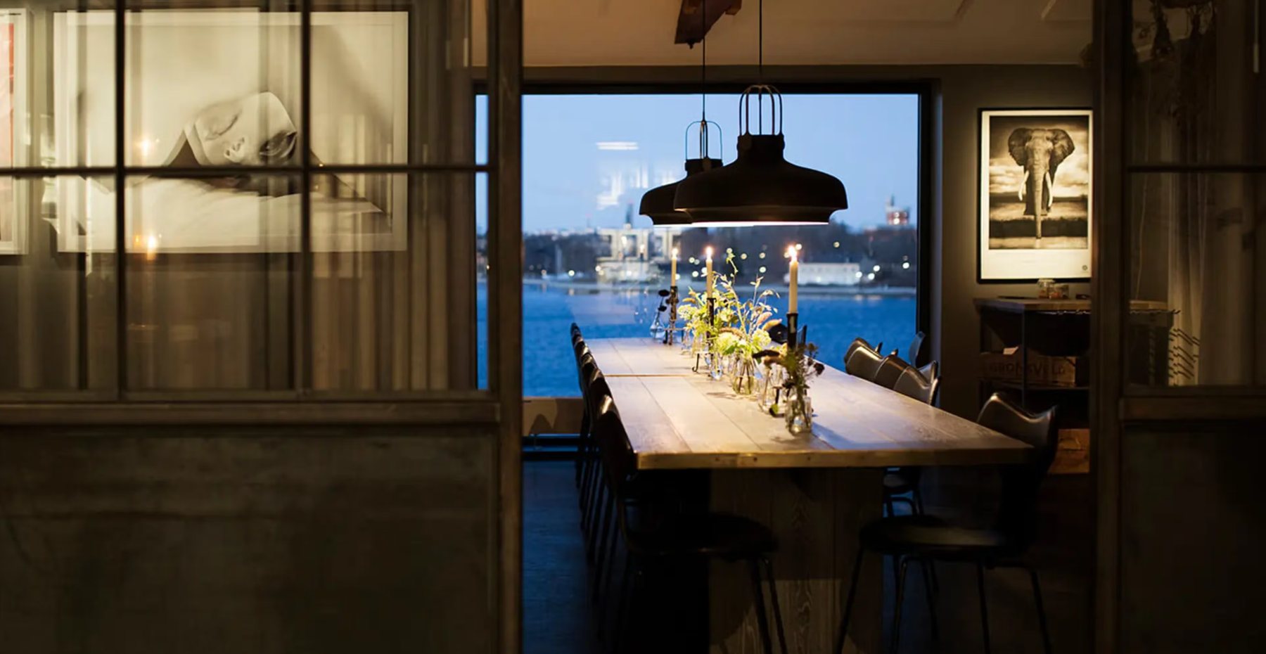 Restaurangen på Fotografiska med dukat långbord och utsikt över Stockholms inlopp