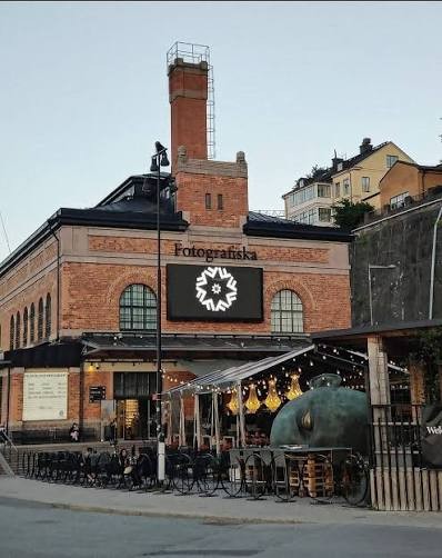 Entrén till Fotografiska i skymningen