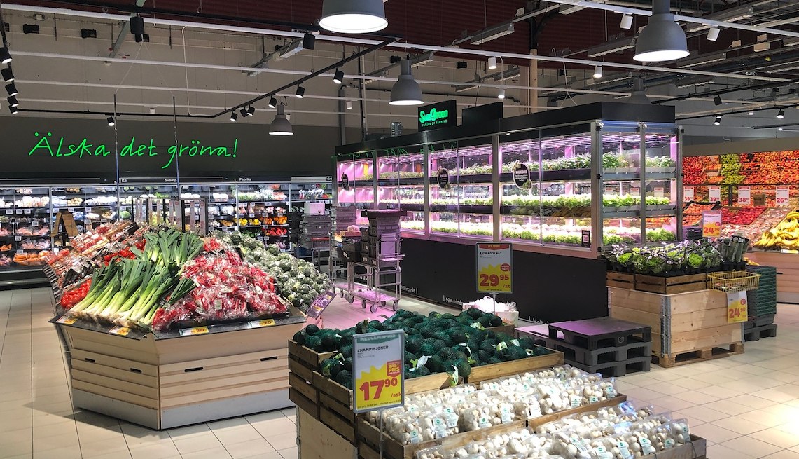 Swegreens Saga-odling bakom glas i frukt- och gröntavdelningen i en Stora Coop-butik