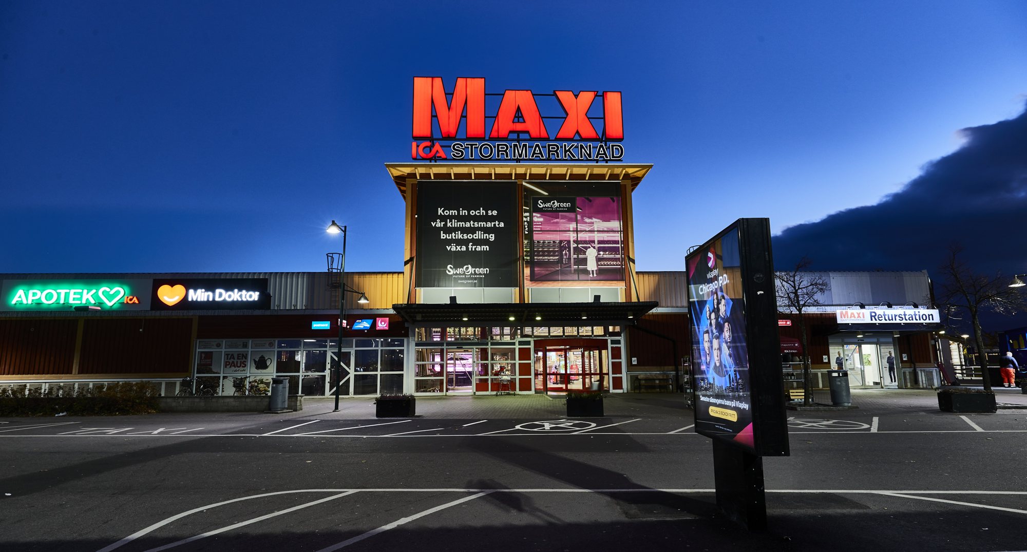 Maxi ICA Stormarknad Linköping i blå timmen
