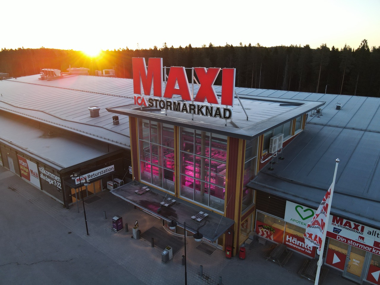 Entrétornet på ICA Maxi Skellefteå med odling i rosa LED-ljus
