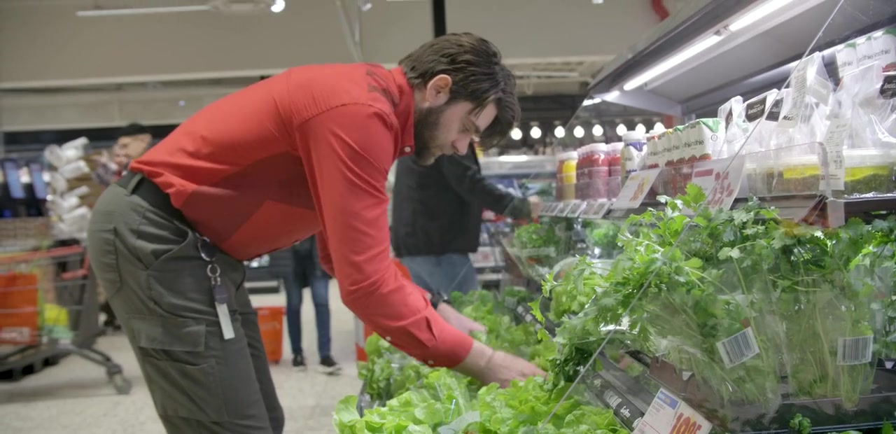 Kund väljer butiksodlade örter i frukt och grönt på ICA Maxi Ängelholm
