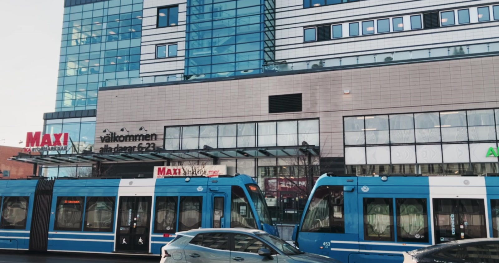 Maxi ICA Stormarknad i Solna med spårvagn framför entrén
